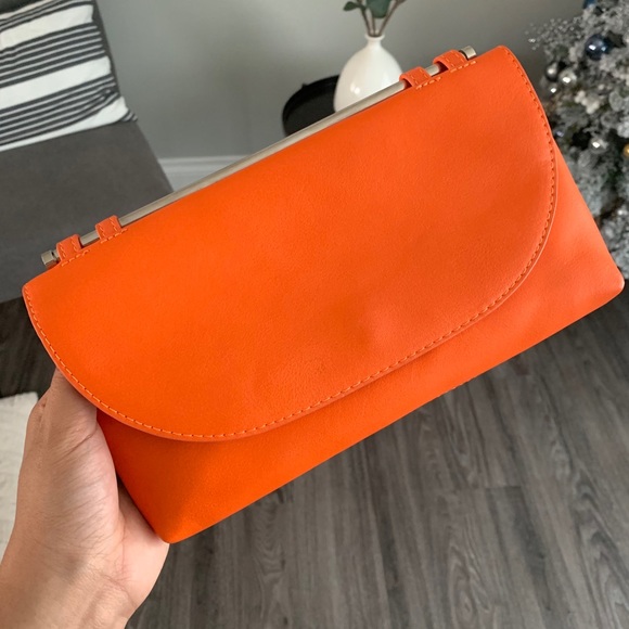 REMOVING ITEM FROM POSH ON APRIL 30 
Clutch - Picture 1 of 4